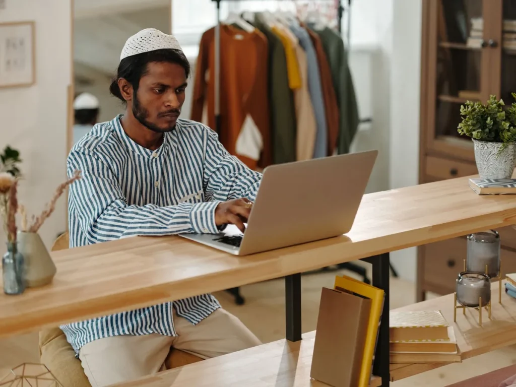 Man using a simple online dashboard on his laptop
